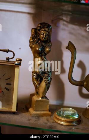 Articles en cuivre et en laiton utilisés par les rois et les roturiers avant l'indépendance du Sri Lanka. Ces produits métalliques en cuivre et laiton sont plus de 100 Banque D'Images