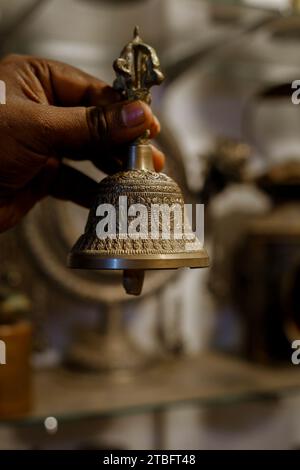 Articles en cuivre et en laiton utilisés par les rois et les roturiers avant l'indépendance du Sri Lanka. Ces produits métalliques en cuivre et laiton sont plus de 100 Banque D'Images