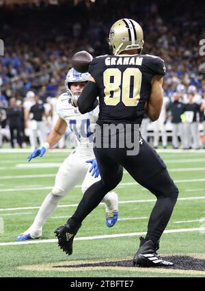 La Nouvelle-Orléans, États-Unis. 03 décembre 2023. Jimmy Graham (80 ans) attrape une passe pour un touchdown contre Malcolm Rodriguez (44 ans), le linebacker des Detroit Lions, lors d'un match de la National football League au Caesars Superdome à la Nouvelle-Orléans, Louisiane, le dimanche 3 décembre 2023. (Photo de Peter G. Forest/Sipa USA) crédit : SIPA USA/Alamy Live News Banque D'Images