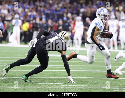 Receveur large des Lions de Détroit Amon-Ra St. Brown (14) court devant le cornerback des Saints de la Nouvelle-Orléans Alontae Taylor (1) en route pour un touchdown lors d'un match de la National football League au Caesars Superdome à la Nouvelle-Orléans, Louisiane, le dimanche 3 décembre 2023. (Photo de Peter G. Forest/Sipa USA) Banque D'Images