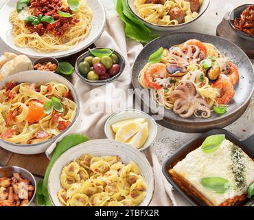 Assortiment de plats de pâtes italiennes sur bachground léger. Concept alimentaire traditionnel. Banque D'Images