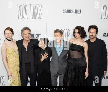 New York, États-Unis. 06 décembre 2023. (G-D) Emma Stone, Mark Ruffalo, Kathryn Hunter, Willem Dafoe, Margaret Qualley et Ramy Youssef arrivent pour la première New-yorkaise de Poor Things au DGA New York Theater à New York, New York, le 6 décembre 2023. (Photo Gabriele Holtermann/Sipa USA) crédit : SIPA USA/Alamy Live News Banque D'Images