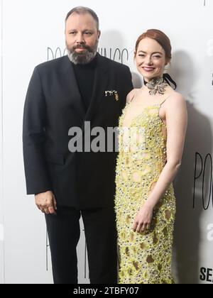 New York, États-Unis. 06 décembre 2023. MANHATTAN, NEW YORK CITY, NEW YORK, USA - DÉCEMBRE 06 : Yorgos Lanthimos et Emma Stone arrivent à la première New York de Poor Things de Searchlight Pictures qui s'est tenue au DGA New York Theater le 6 décembre 2023 à Manhattan, New York City, New York, États-Unis. (Photo Jordan Hinton/image Press Agency) crédit : image Press Agency/Alamy Live News Banque D'Images