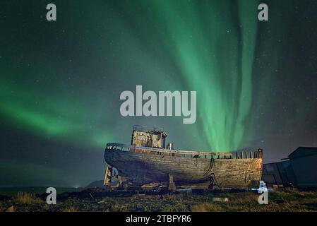 Aurores boréales, Aurora Borealis, au-dessus d'un vieux bateau de pêche en Islande. Banque D'Images