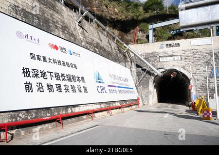 (231207) -- CHENGDU, 7 décembre 2023 (Xinhua) -- cette photo prise le 8 novembre 2023 montre l'entrée du tunnel du laboratoire souterrain chinois Jinping dans la préfecture autonome de Liangshan Yi, dans la province du Sichuan, au sud-ouest de la Chine. Un laboratoire de physique de 2 400 mètres de profondeur dans la province du Sichuan, dans le sud-ouest de la Chine, est devenu opérationnel jeudi, ce qui en fait le laboratoire souterrain le plus profond et le plus grand au monde. Les scientifiques pensent que le laboratoire leur fournit un espace «propre» pour poursuivre la substance invisible connue sous le nom de matière noire. Ils ont dit que la profondeur extrême aide à bloquer la plupart des rayons cosmiques qui gâchent avec les observati Banque D'Images