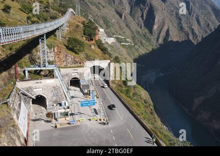 (231207) -- CHENGDU, 7 décembre 2023 (Xinhua) -- cette photo aérienne prise le 8 novembre 2023 montre l'entrée du tunnel du laboratoire souterrain de China Jinping dans la préfecture autonome de Liangshan Yi, dans la province du Sichuan, au sud-ouest de la Chine. Un laboratoire de physique de 2 400 mètres de profondeur dans la province du Sichuan, dans le sud-ouest de la Chine, est devenu opérationnel jeudi, ce qui en fait le laboratoire souterrain le plus profond et le plus grand au monde. Les scientifiques pensent que le laboratoire leur fournit un espace «propre» pour poursuivre la substance invisible connue sous le nom de matière noire. Ils ont dit que la profondeur extrême aide à bloquer la plupart des rayons cosmiques qui gâchent avec TH Banque D'Images