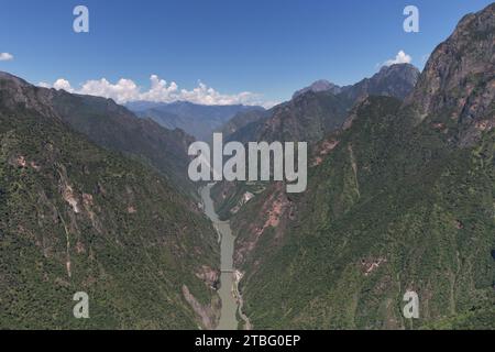 (231207) -- CHENGDU, 7 décembre 2023 (Xinhua) -- cette photo aérienne prise le 15 septembre 2023 montre une vue de la montagne Jinping sous laquelle se trouve le laboratoire souterrain chinois Jinping, préfecture autonome de Liangshan Yi, province du Sichuan dans le sud-ouest de la Chine. Un laboratoire de physique de 2 400 mètres de profondeur dans la province du Sichuan, dans le sud-ouest de la Chine, est devenu opérationnel jeudi, ce qui en fait le laboratoire souterrain le plus profond et le plus grand au monde. Les scientifiques pensent que le laboratoire leur fournit un espace «propre» pour poursuivre la substance invisible connue sous le nom de matière noire. Ils ont dit que la profondeur extrême aide à bloquer M. Banque D'Images