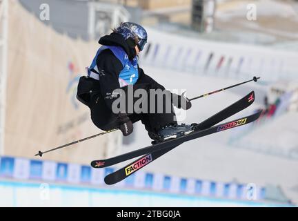 Zhangjiakou, province chinoise du Hebei. 7 décembre 2023. Gu Lailing of China participe à la qualification de demi-lune féminine à la coupe du monde FIS Freeski à Zhangjiakou, dans la province du Hebei, dans le nord de la Chine, le 7 décembre 2023. Crédit : Yang Shiyao/Xinhua/Alamy Live News Banque D'Images