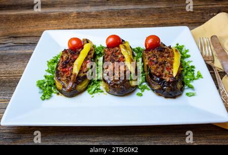 Cuisine turque traditionnelle ; plat d'aubergines de viande, karniyarik ou imambayildi, gros plan. Banque D'Images