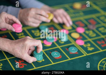 main du joueur faisant le pari dans un casino Banque D'Images