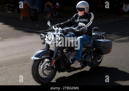 Biker avec une barbe de bouc blanche sur une moto Harley Davidson au Calne Bike Meet juillet 2023 Banque D'Images
