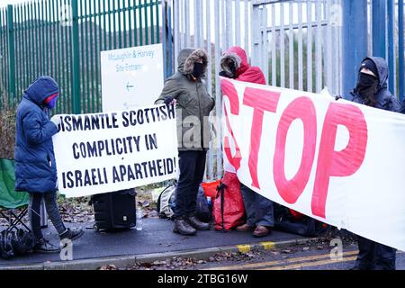Les manifestants forment un blocus devant BAE Systems à Govan près de Glasgow, dans le cadre de la campagne contre l'envoi d'armes en Israël. Date de la photo : jeudi 7 décembre 2023. Banque D'Images