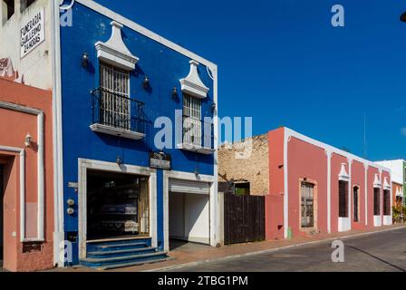 Valladolid, Yucatan, Mexique, architecture coloniale colorée dans la rue, éditorial seulement. Banque D'Images