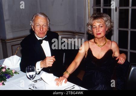 Wolfgang Wagner, Opernregisseur, Chef der Bayreuther Festspiele, ein Enkel des Komponisten Richard Wagner, mit Ehefrau Gudrun, vers 1993. Banque D'Images