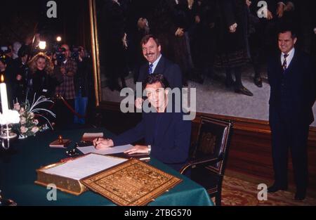 Anlässlich der deutschen Kinopremiere des films : Der Morgen stirbt nie, 1998, wurde der James Bond-Darsteller Pierce Brosnan von Hamburgs Erstem Bürgermeister Ortwin Runde ins Rathaus eingeladen. Dort trägt sich Brosnan ins Goldene Buch der Stadt ein. Banque D'Images