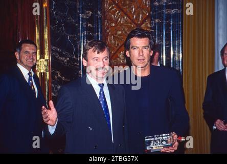 Anlässlich der deutschen Kinopremiere des films : Der Morgen stirbt nie, 1998, wurde der James Bond-Darsteller Pierce Brosnan von Hamburgs Erstem Bürgermeister Ortwin Runde ins Rathaus eingeladen. Banque D'Images