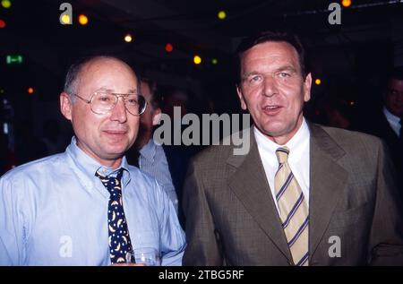 10 Jahre Spiegel TV Party, 1998, Gäste : Stefan Aust, Chefredakteur des Nachrichtenmagazins Der Spiegel mit Gerhard Schröder, SPD Politiker, Ministerpräsident von Niedersachsen. Banque D'Images