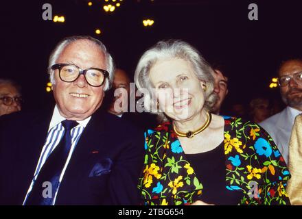 Richard Attenborough, alias Sir Richard Attenborough, britischer Regisseur, BEI einer Veranstaltung mit Ehefrau Sheila SIM, vers 1994. Banque D'Images