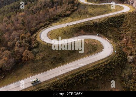 un camping-car sur une route de montagne avec de nombreuses courbes, paysage idéal. Vue aérienne avec drone vue aérienne route de montagne avec de nombreuses courbes nettes Banque D'Images