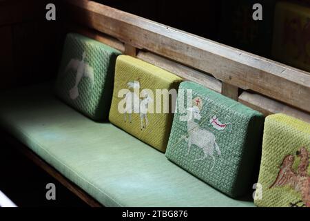 Bancs d'église en bois avec coussins agenouillés Banque D'Images