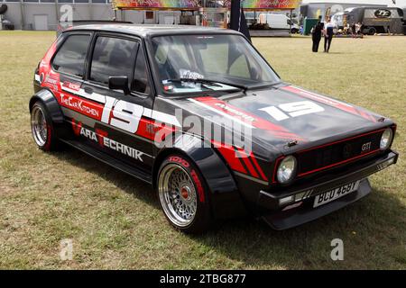 Vue de trois quarts avant d'une Volkswagen Golf Mk1 Black, 1983, 3,2 VR équipée. Exposé au salon britannique de l'automobile de 2023 Banque D'Images