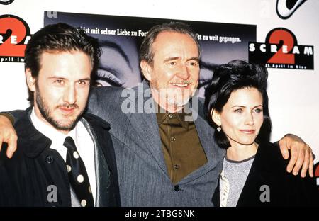 David Arquette, amerikanischer Schauspieler, Musiker und Wrestler, Regisseur Wes Craven und Schauspielerin Courteney Cox BEI der Deutschand-Premiere vom Horrorfilm 'Scream 2', Deutschland 1997. Banque D'Images