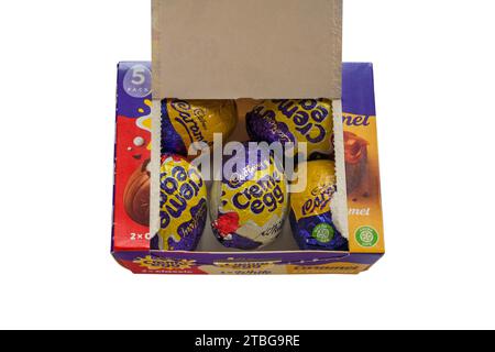 Boîte d'oeufs crème Cadbury mélange d'oeufs crème classiques blancs et caramel paquet de 5 Cadburys ouvert pour montrer le contenu mis sur fond blanc Banque D'Images