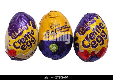 Cadbury Creme Egg mélangé classique, blanc et caramel oeufs de crème Cadburys isolé sur fond blanc Banque D'Images