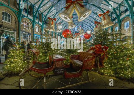 Le Père Noël a fait du shopping en traîneau à Covent Garden pendant les fêtes de fin d'année. Banque D'Images