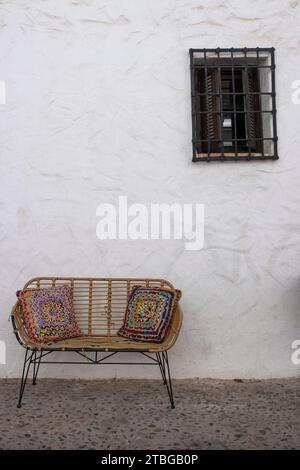 Une rue dans le village espagnol d'Altea, Alicante, avec des murs blanchis à la chaux et des pavés Banque D'Images