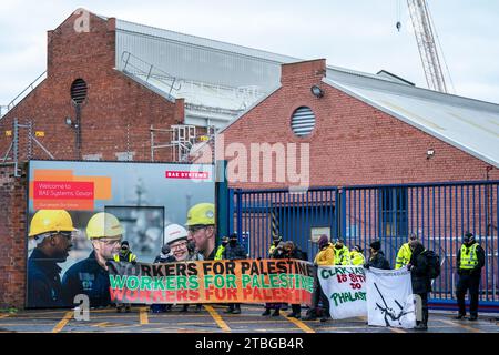 Les manifestants forment un blocus devant BAE Systems à Govan près de Glasgow, dans le cadre de la campagne contre l'envoi d'armes en Israël. Date de la photo : jeudi 7 décembre 2023. Banque D'Images