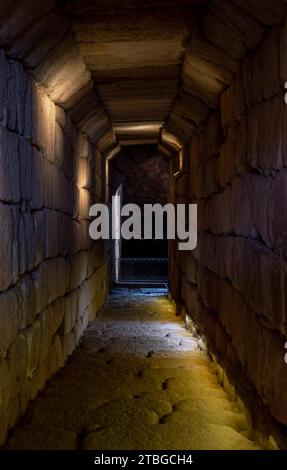 Couloir de blocs de pierre et plafond voûté menant à la citerne romaine dans l'Alcazaba mauresque Alcazaba. Merida, Estrémadure. Espagne. Banque D'Images