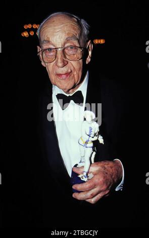 Erich Kurt Kästner, deutscher Filmkamera-Konstrukteur, ehemals Chefkonstrukteur der arri Kameraentwicklung, hier BEI der Verleihung : Bayerischer Filmpreis in München, 1994, WO ihm ein Ehrenpreis, Porzellanfigur Pierrot, verliehen wurde. Banque D'Images