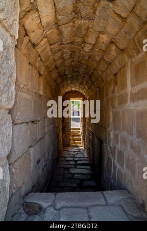 Couloir en blocs de pierre avec plafond voûté et escaliers en granit menant à la citadelle mauresque de Mérida. Province of Badajoz, Estrémadure, Espagne. Banque D'Images