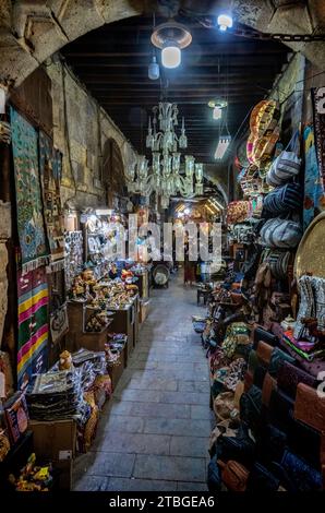 Bob al-Badistan porte et magasins dans le souk al-Nabulsi de nuit, Khan el-Khalili, le Caire Banque D'Images