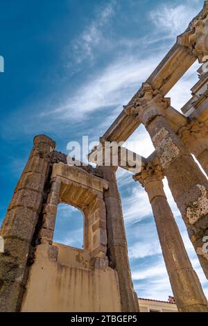 Vue d'en bas et à travers l'intérieur du temple romain en ruine de Diane avec des colonnes de marbre et la fenêtre du palais du comte de Corbo. M Banque D'Images