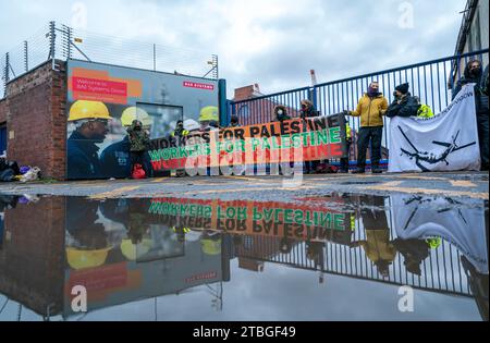 Les manifestants forment un blocus devant BAE Systems à Govan près de Glasgow, dans le cadre de la campagne contre l'envoi d'armes en Israël. Date de la photo : jeudi 7 décembre 2023. Banque D'Images