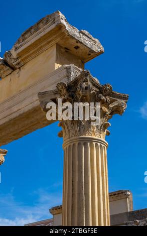 Détail des moulures de colonne en marbre ornées et capitale de style corinthien du temple romain de Diane bien conservé sous un ciel bleu clair. Merida. Banque D'Images