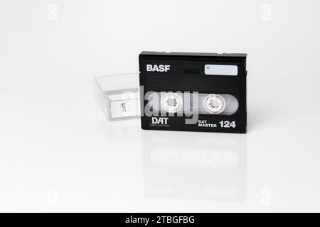 Zaporizhzhia, Ukraine - 4 juin 2023 : cassette DAT (cassette audio numérique) BASF DAT MASTER 124 isolée sur fond blanc avec réflexion Banque D'Images