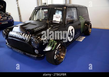 Vue de trois quarts de face d'une minifourgonnette Hoonigan, en hommage au défunt grand Ken Block, exposée au salon britannique de l'automobile de 2023 Banque D'Images