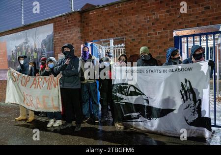 Les manifestants forment un blocus devant BAE Systems à Govan près de Glasgow, dans le cadre de la campagne contre l'envoi d'armes en Israël. Date de la photo : jeudi 7 décembre 2023. Banque D'Images