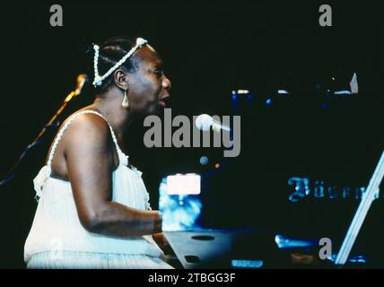 Nina Simone, amerikanische Jazz- und Blues-Sängerin und Jazz Pianistin, Auftritt beim Jazzgipfel in Stuttgart, 1989, Bild : Nina Simone am Piano. Nina Simone, chanteuse américaine de Jazz et de Bues et pianiste de Jazz, concert Jazzgipfel à Stuttgart, 1989, photo : Nina Simone au piano. Banque D'Images