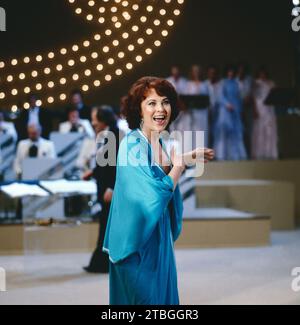 Rita Paul, deutsche Sängerin, Schauspielerin, Kabarettistin, TV Auftritt, 1985. Rita Paul, chanteuse, actrice et artiste de cabaret allemande, spectacle télévisé, 1985. Banque D'Images