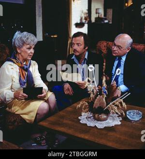 Zwei Schwarze Schafe, ZDF Krimi-Serie, Komödie, Allemagne, 1984, Folge : Die Oma aus Leipzig, Szene : Bruni Löbel, Jürgen Schmidt, Klaus Ackermann. Zwei schwarze Schafe, série télévisée criminelle, Allemagne, 1984, épisode : Oma aus Leipzig, scène : Bruni Löbel, Jürgen Schmidt, Klaus Ackermann. Banque D'Images