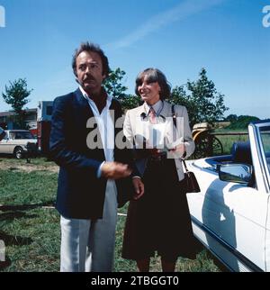 Zwei Schwarze Schafe, ZDF Krimi-Serie, Komödie, Allemagne, 1984, Folge : Bruchlandung, Szene : Jürgen Schmidt, Katharina Matz. Zwei schwarze Schafe, série télévisée criminelle, Allemagne, 1984, épisode : Bruchlandung, scène : Jürgen Schmidt, Katharina Matz Banque D'Images