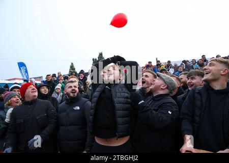 Les fans d'Alfreton Town jouent avec un ballon dans les tribunes avant le match du deuxième tour de la Emirates FA Cup à l'impact Arena, Alfreton. Date de la photo : Samedi 2 décembre 2023. Banque D'Images