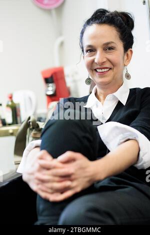 Berlin, Allemagne. 04 décembre 2023. Güner Balci, responsable de l'intégration de Neukölln, lors d'un entretien avec DPA à la mairie de Neukölln. Crédit : Carsten Koall/dpa/Alamy Live News Banque D'Images
