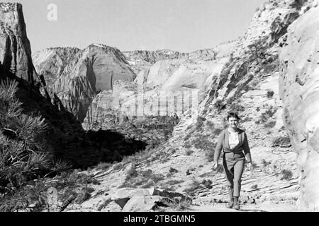 Wanderung im Zion Nationalpark, Utah 1968. Randonnée dans le parc national de Zion, Utah 1968. Banque D'Images