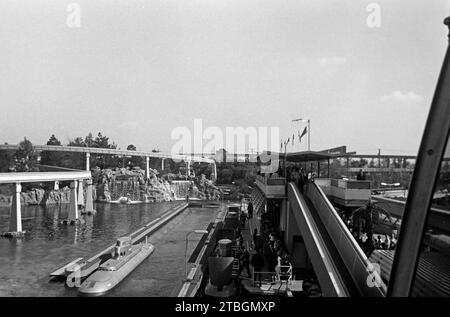 Die Einstiegsplattform des Monorail, auch Highway of the Sky, sowie die Plattform für die sogenannten Uboote und der Ubootlagune in Disneyland, Anaheim 1962. La plate-forme d'embarquement du monorail, également Highway of the Sky, et la plate-forme pour les soi-disant sous-marins et le lagon sous-marin à Disneyland, Anaheim 1962. Banque D'Images