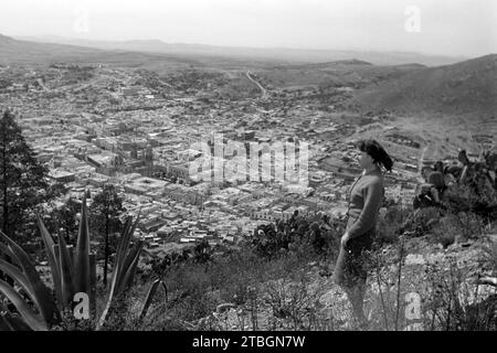Blick auf Zacatecas vom Hügel Cerro de la Bufa, mittig erkennbar die Kathedrale, 1964. Vue de Zacatecas depuis la colline du Cerro de la Bufa, avec la cathédrale au centre, 1964. Banque D'Images